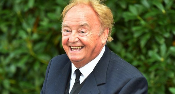 Gerry Marsden collapses onstage in Newport, South Wales | Daily Mail Online