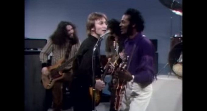 Chuck Berry Jams With John Lennon On ‘The Mike Douglas Show’ In 1972