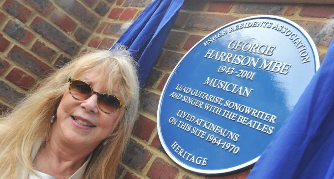 Beatles guitarist George Harrison blue plaque unveiled by first wife Pattie Boyd at former Esher home – Get Surrey