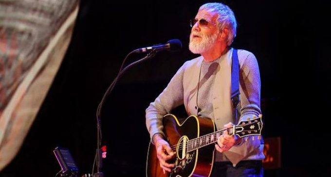 Cat Stevens delivers as Qld crowd jumps aboard peace train | Fraser Coast Chronicle