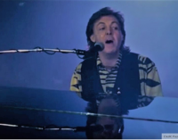 Paul McCartney perform The Beatles ‘Let It Be’ in 1990