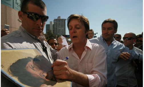 Paul McCartney has stopped signing autographs: “We both know who I am”