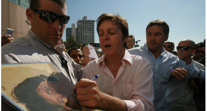 Paul McCartney has stopped signing autographs: “We both know who I am”