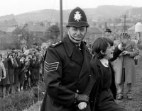 Amazing unearthed photos show fans mobbing The Beatles’ train at a Somerset railway station in 1964 – Somerset Live