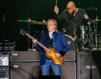 Paul McCartney honors George Harrison and duets with Lennon at the beginning of his Tour