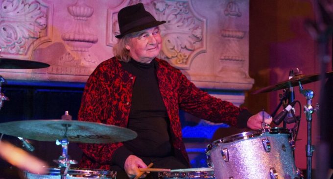 Alan White, longtime drummer for prog rock band Yes, dies – Los Angeles Times