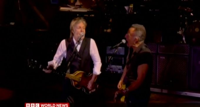 Paul McCartney at 80, Bruce Springsteen & Dave Grohl at Glastonbury Festival – BBC News – 6/25/2022 – YouTube