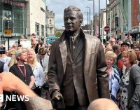 Brian Epstein: Statue of Beatles manager unveiled in Liverpool – BBC News