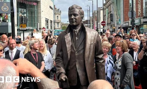 Brian Epstein: Statue of Beatles manager unveiled in Liverpool – BBC News