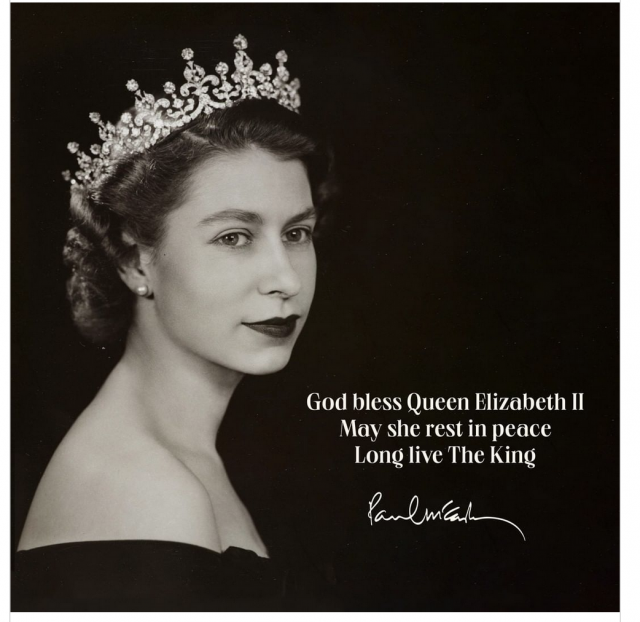 Paul McCartney honors Queen Elizabeth II: “May she rest in peace” – CBS News