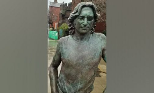 Beatles: John Lennon peace statue damaged in Liverpool – BBC News