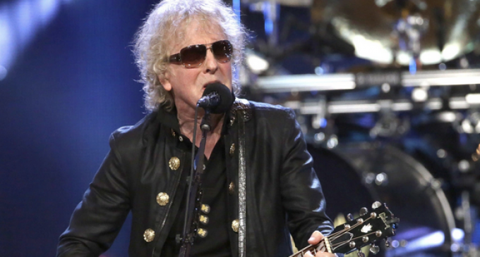 Ian Hunter Enlists Members of The Beatles, Metallica, Guns N’ Roses, and More on Forthcoming Album ‘Defiance’ – American Songwriter
