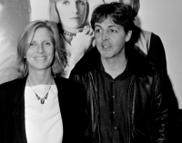 Paul McCartney shares insight into wife Linda’s photography as new exhibit opens in Tucson – 100.7 FM – KSLX – Classic Rock