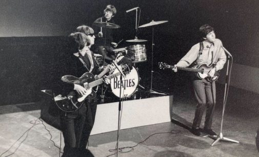 The Beatles: Unseen photos of US tour sell for £5,000 – BBC News