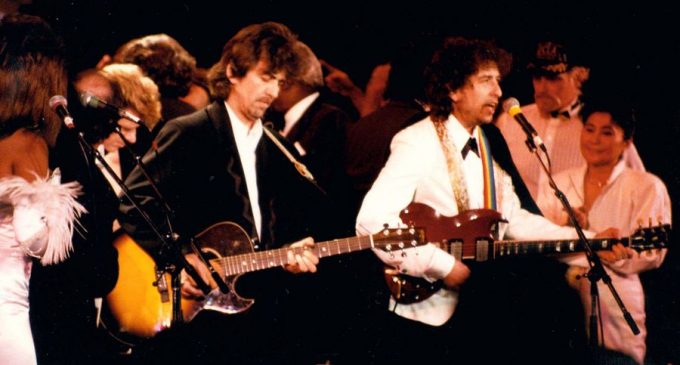 Watch Bob Dylan and friends play ‘My Back Pages’