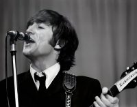 John Lennon’s Close Friend Recalls His “Insane Jealousy” Over Paul McCartney in the Post-Beatles Years – American Songwriter