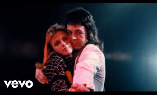 3 Classic Rock Guitar Solos That Completely Overshadow the Songs They’re In – American Songwriter