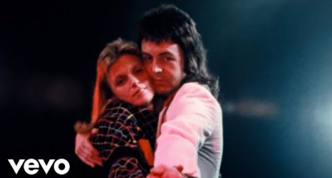 3 Classic Rock Guitar Solos That Completely Overshadow the Songs They’re In – American Songwriter