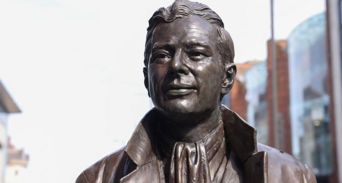 Statue of ‘Fifth Beatle’ removed from Liverpool city centre – Liverpool Echo